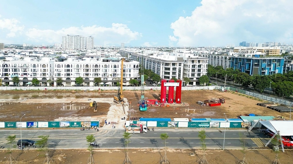 Một dự án cao cấp đang triển khai xây dựng tại khu Đông TP HCM. Ảnh: Phương Uyên