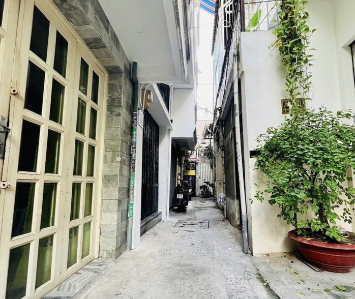 Những căn nhà trong hẻm ở TP HCM từng được nhiều người săn đón nay rơi vào tình trạng ếm ẩm, khó bán. Ảnh CafeF