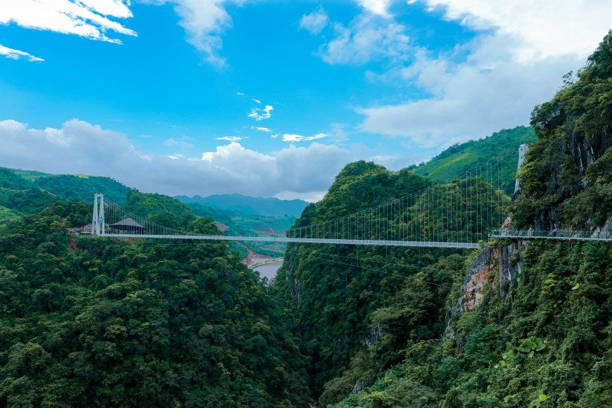 Cầu kính Bạch Long nằm trong quần thể du lịch Mộc Châu Island, tỉnh Sơn La