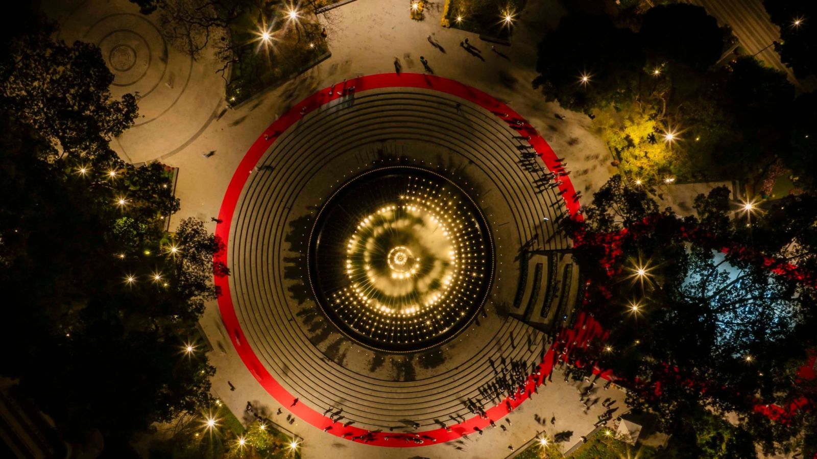 Để triển khai dự án, TP.HCM đã huy động các nguồn lực xã hội hóa; trong đó Tập đoàn Sun Group tài trợ toàn bộ kinh phí 263 tỷ đồng và trực tiếp thi công dự án