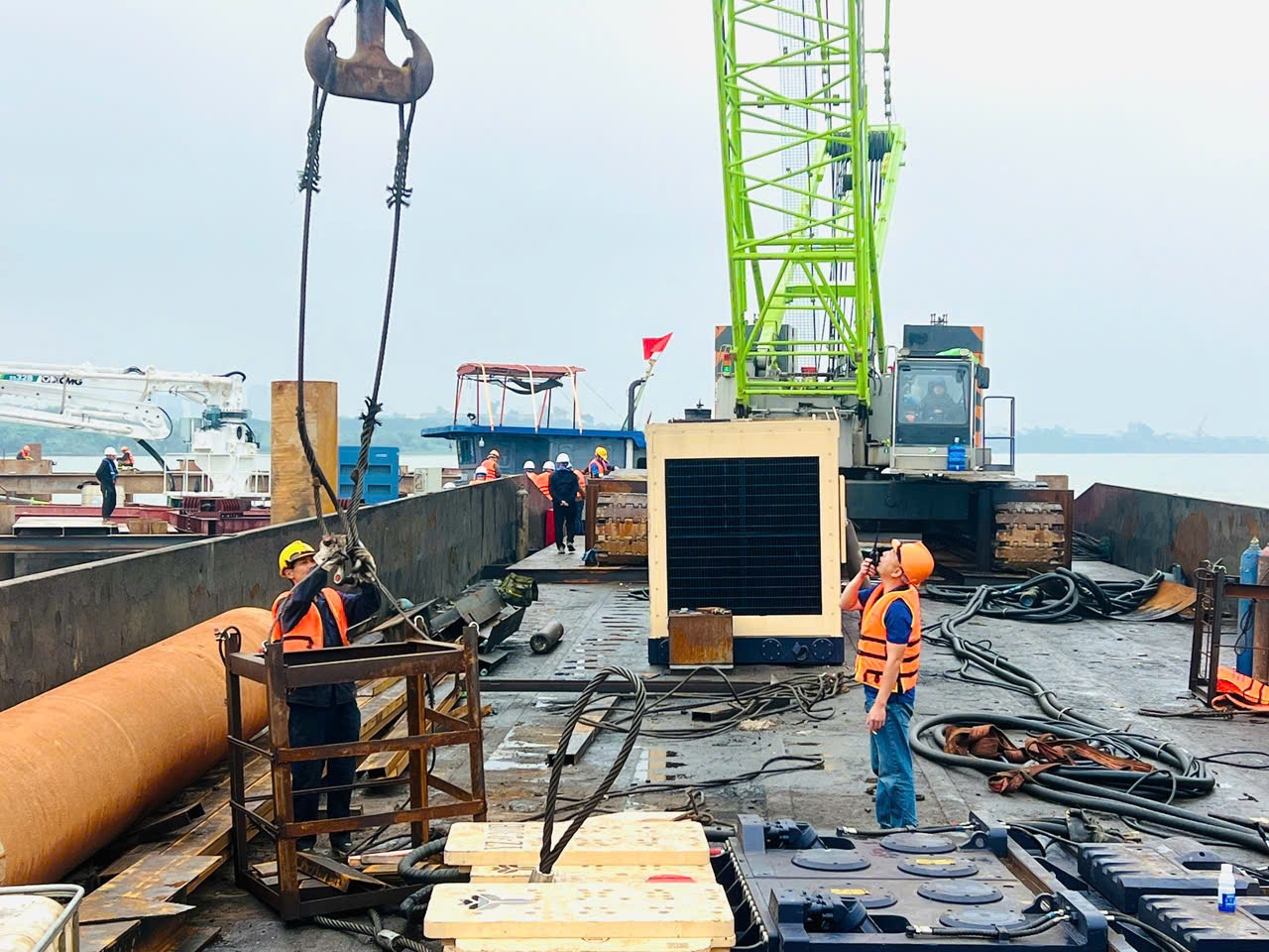 Kỹ sư, công nhân thi công xuyên Tết Nguyên đán trên công trường dự án cầu Ngọc Hồi