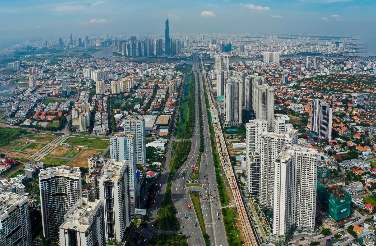 Bất động sản là một trong những ngành có quy mô lớn và tác động trực tiếp đến tốc độ phát triển kinh tế đô thị