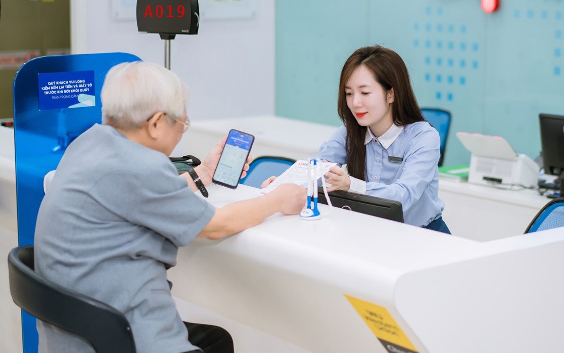 Giao dịch tại Ngân hàng ở TP HCM. Ảnh minh họa