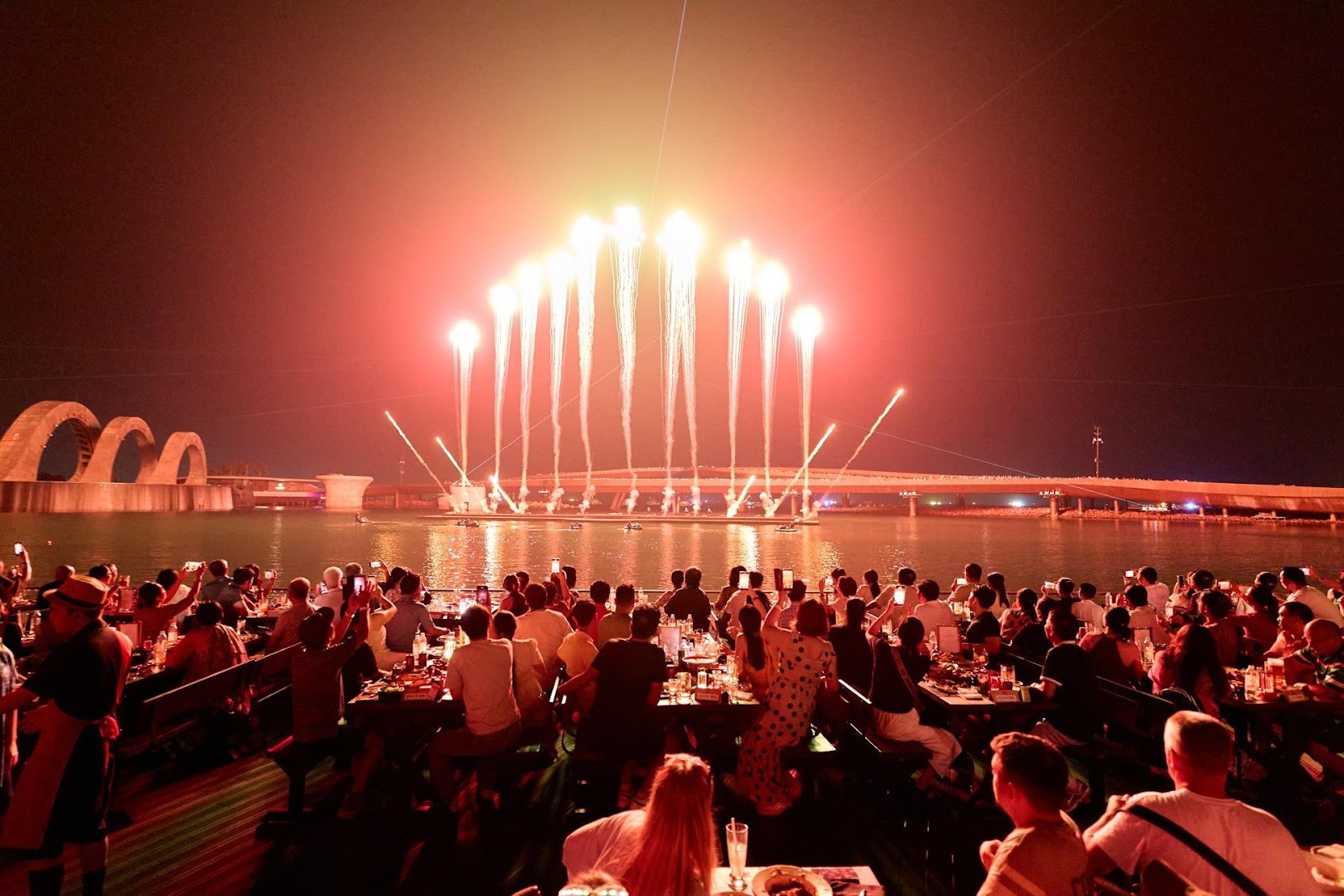 Các show diễn nghệ thuật đình đám được tổ chức mỗi tối tại Thị trấn Hoàng Hôn, nam đảo Phú Quốc thu hút lượng lớn du khách