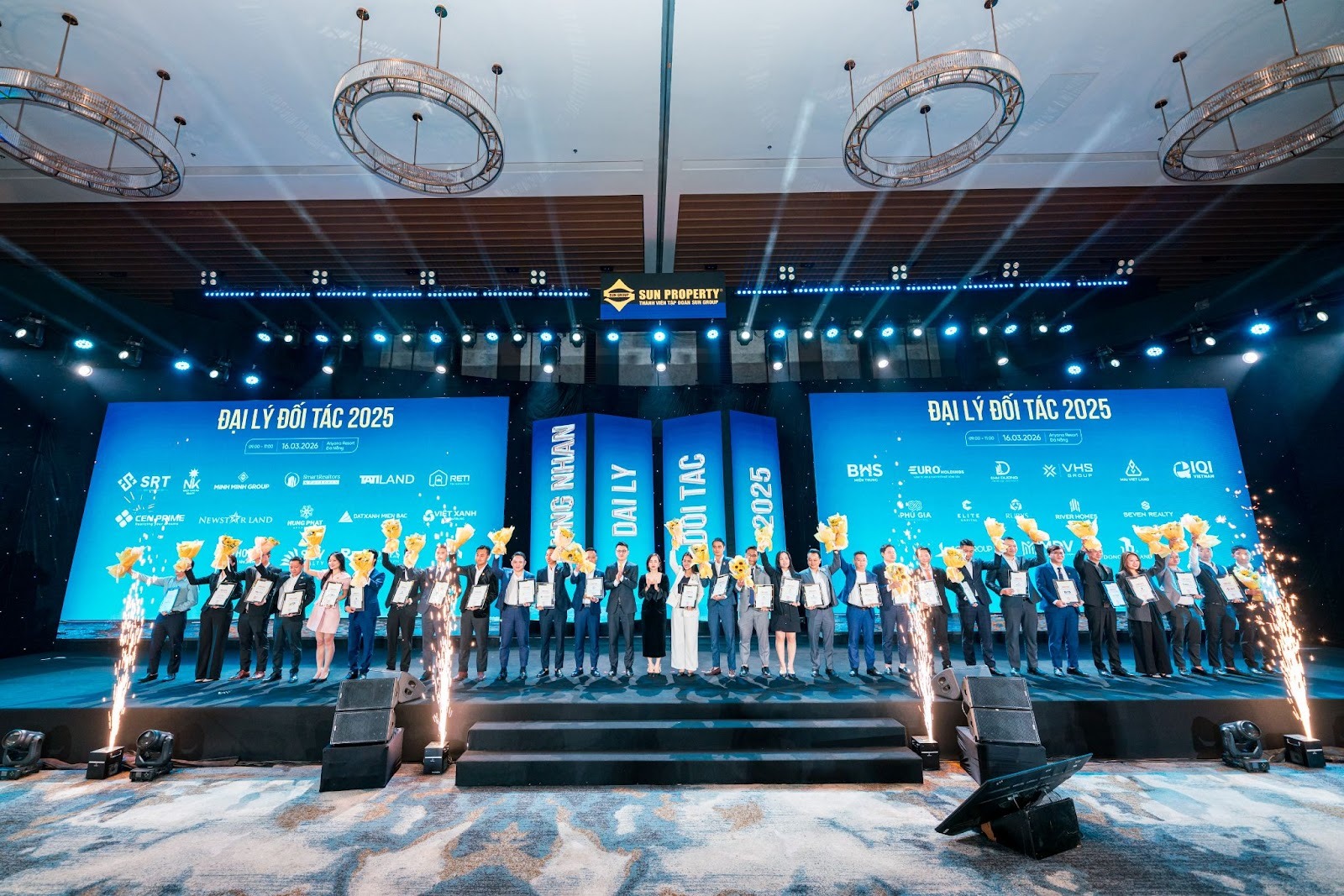 Đại diện chủ đầu tư vinh danh các đại lý và cá nhân có thành tích nổi bật trong năm 2025.