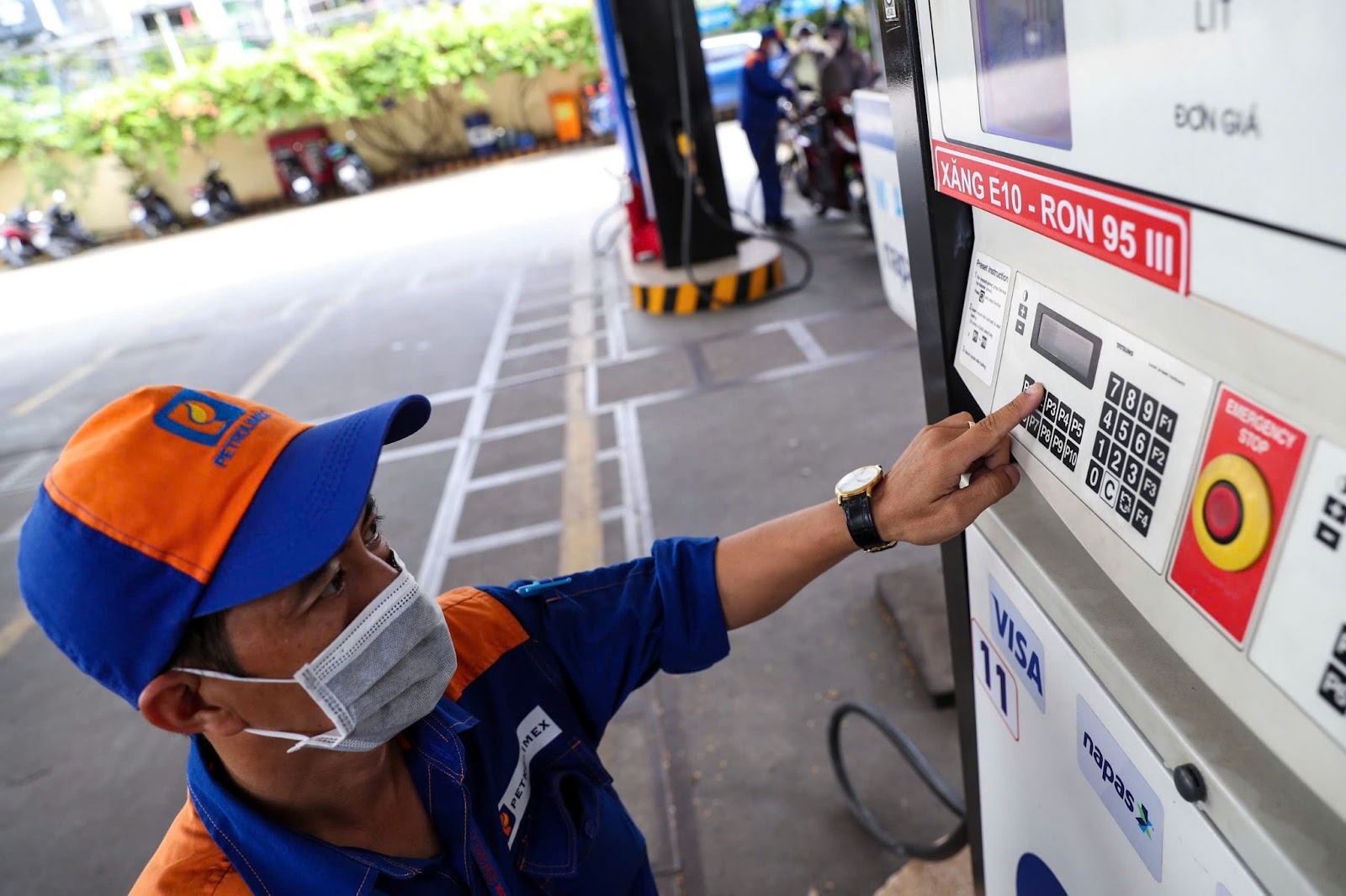 Giá dầu thô thế giới bật tăng mạnh trở lại trong phiên 18/3, trong bối cảnh căng thẳng Trung Đông leo thang, tạo áp lực lên giá xăng dầu thành phẩm.