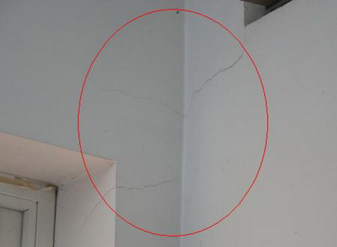 Làm gì khi nhà xây lâu năm xuất hiện nhiều vết nứt?