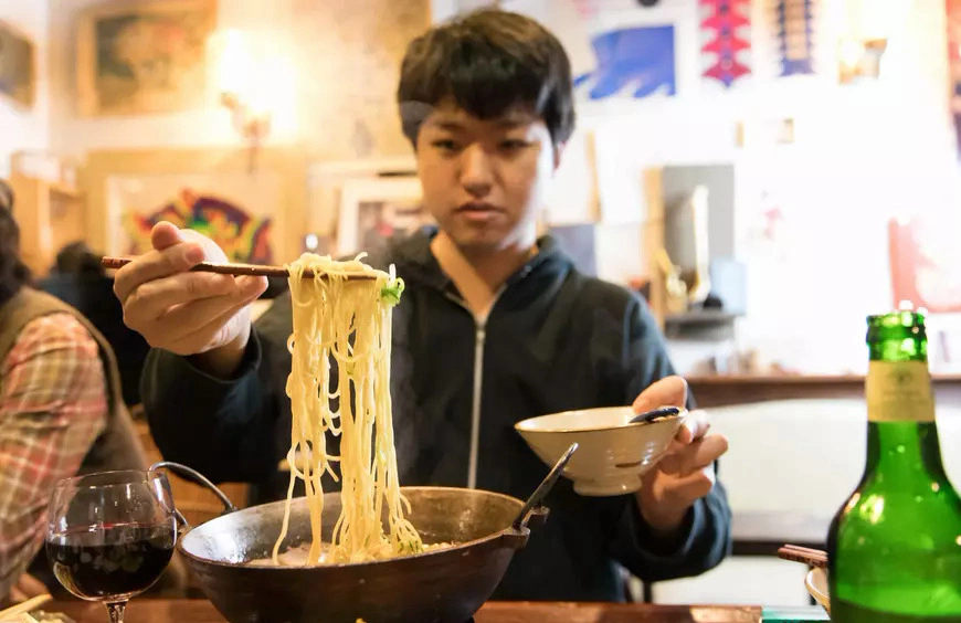 Việc thực khách ăn một cách nhiệt tình, thậm chí phát ra tiếng động, lại được hiểu như sự tán thưởng.