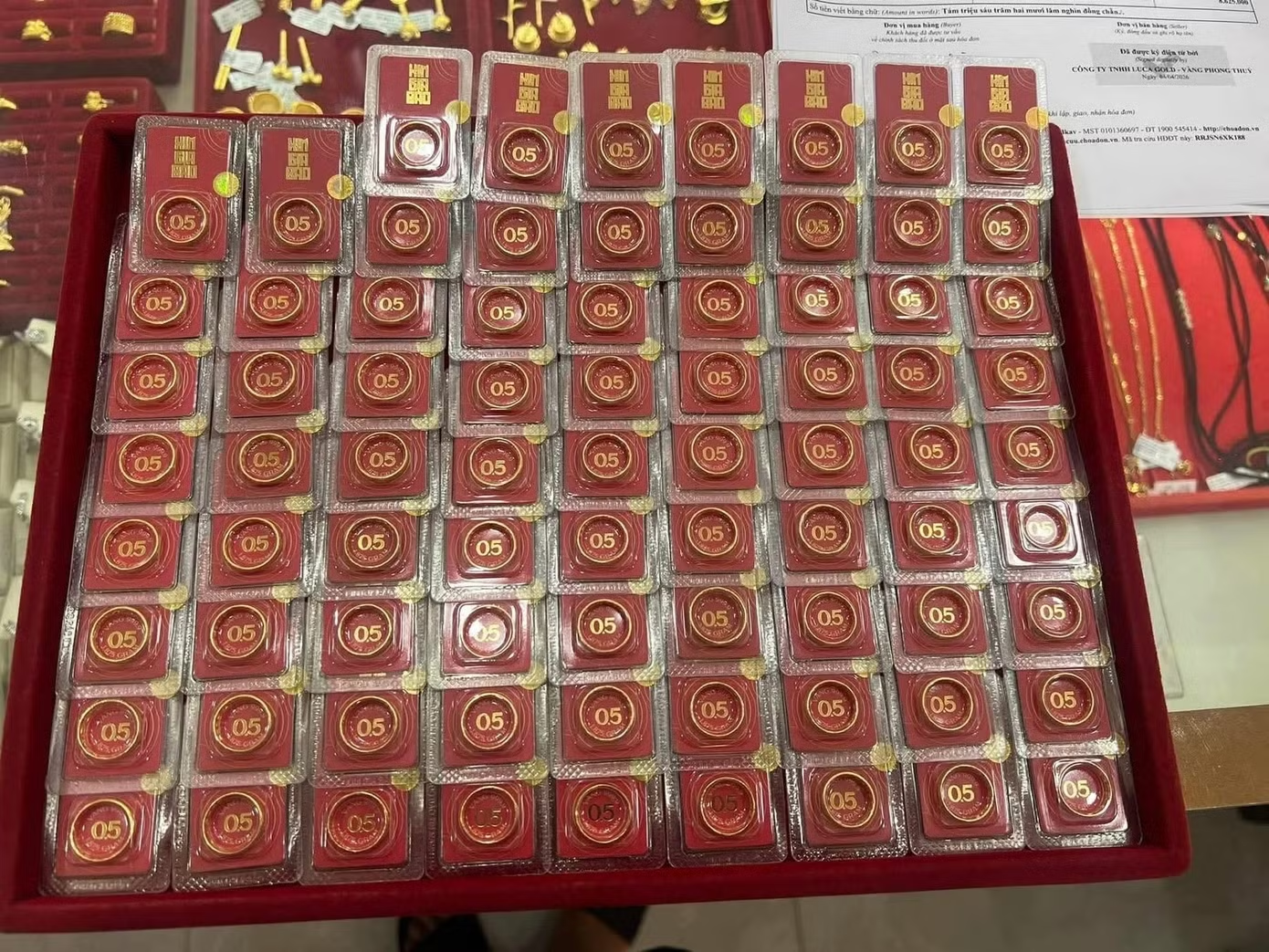 Giá vàng trong nước giảm mạnh theo đà lao dốc của thế giới