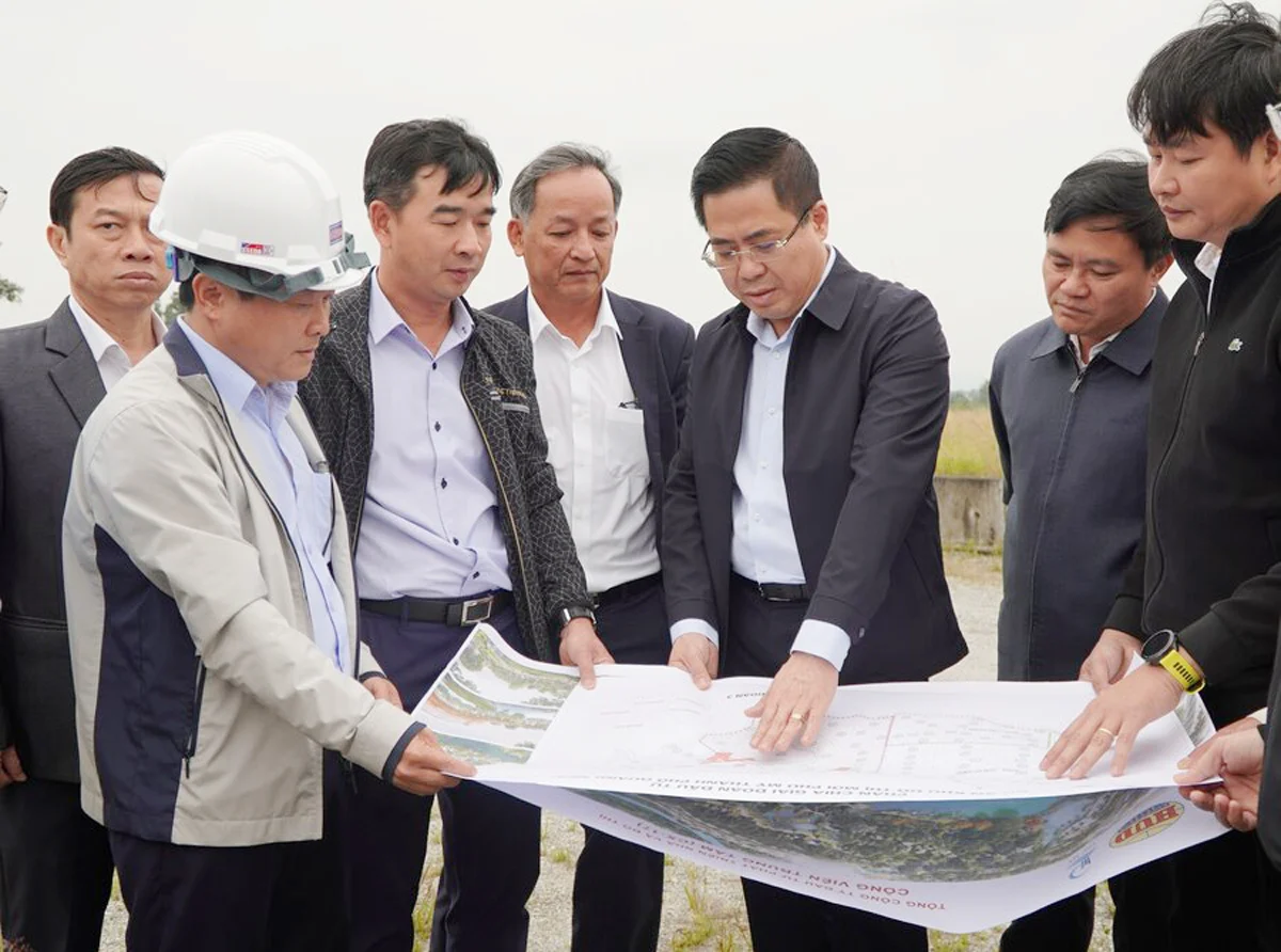 Chủ tịch UBND tỉnh Quảng Ngãi Nguyễn Hoàng Giang (thứ 3 từ phải sang) trong 1 lần đi kiểm tra hiện trường 1 vị trí thực hiện dự án xây dựng nhà ở xã hội. (Ảnh: CP)