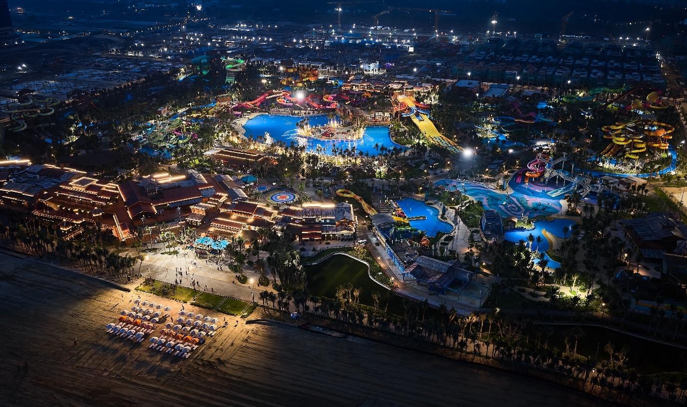 Một góc công trường Blanca City sáng đèn ca đêm bên cạnh “tọa độ giải trí” Sun World Vung Tau