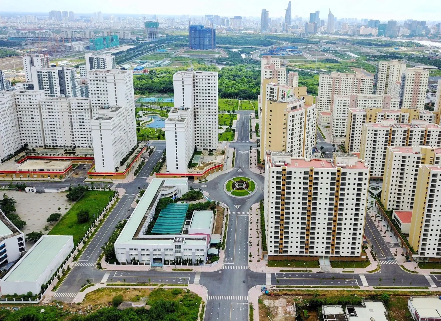 Phân khúc cao cấp tại TP.HCM chiếm gần 90% nguồn cung đủ điều kiện mở bán, với 14.637 căn