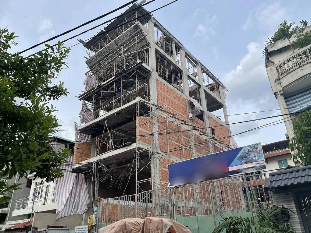 Một công trình xây thô tại TP HCM