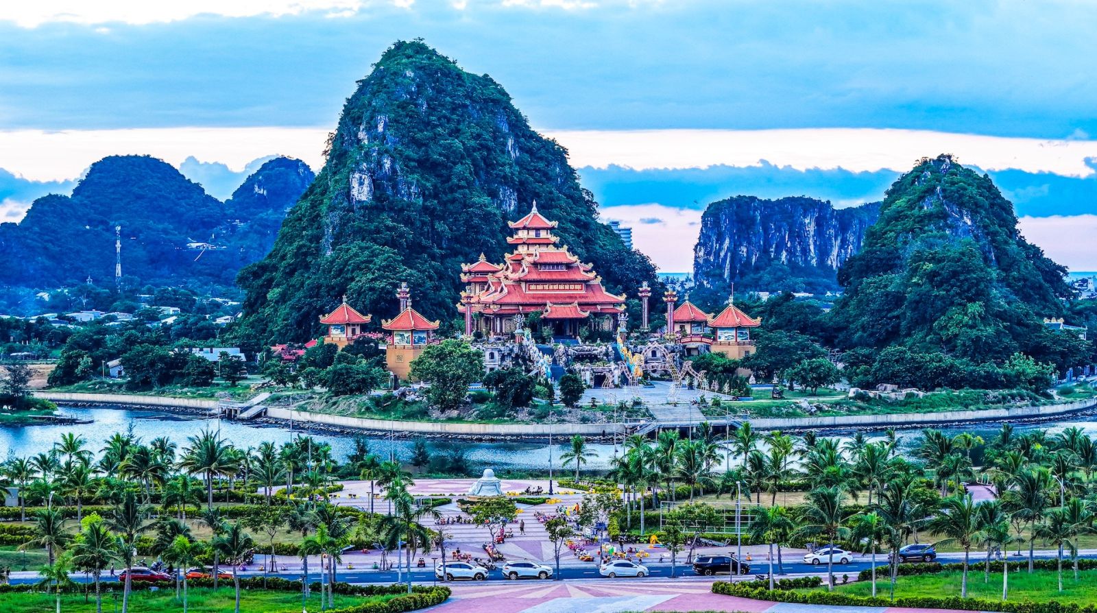 Những điểm đến mang đậm dấu ấn văn hóa - lịch sử như danh thắng Ngũ Hành Sơn chính là đòn bẩy giúp du lịch Nam Đà Nẵng bứt tốc.