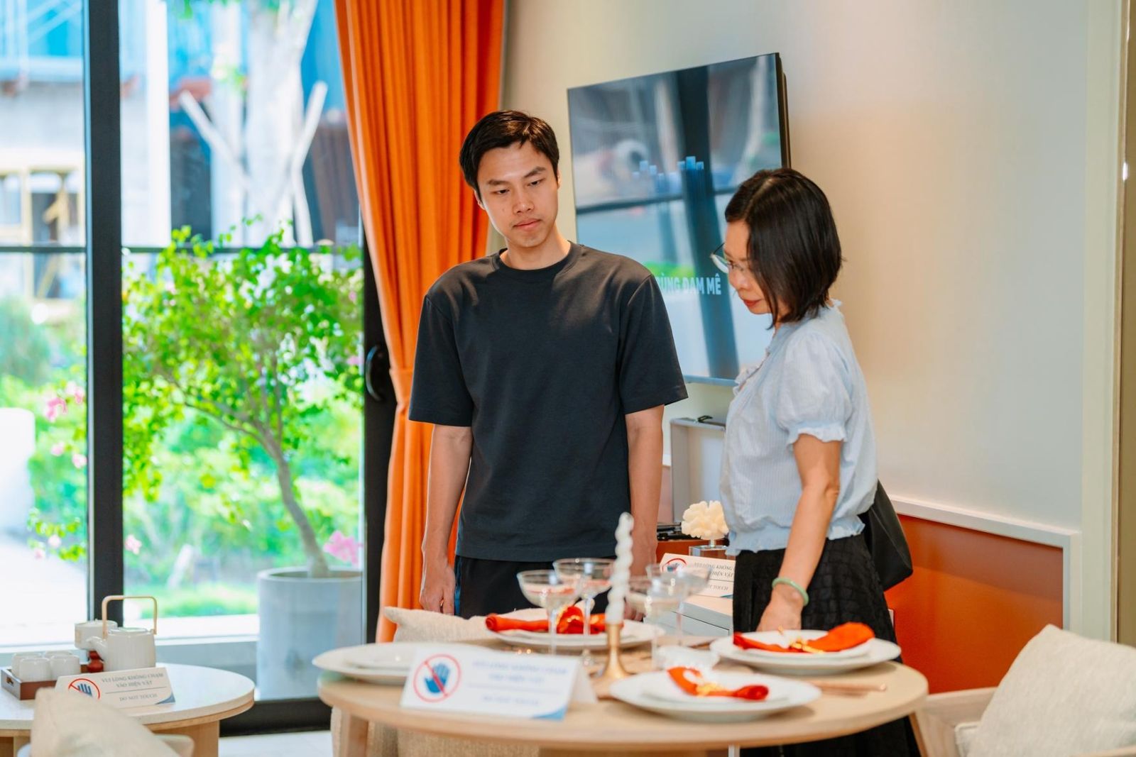 Chị Nguyễn Thị Loan dành thời gian tham quan căn hộ mẫu Beacon.