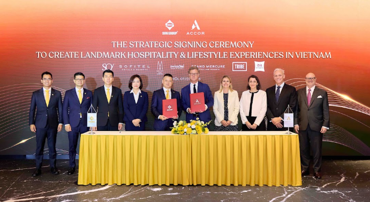 Đại diện Sun Group và Accor tại lễ ký kết