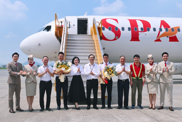 Đại diện hãng chào đón tàu bay trong nhận diện mới.