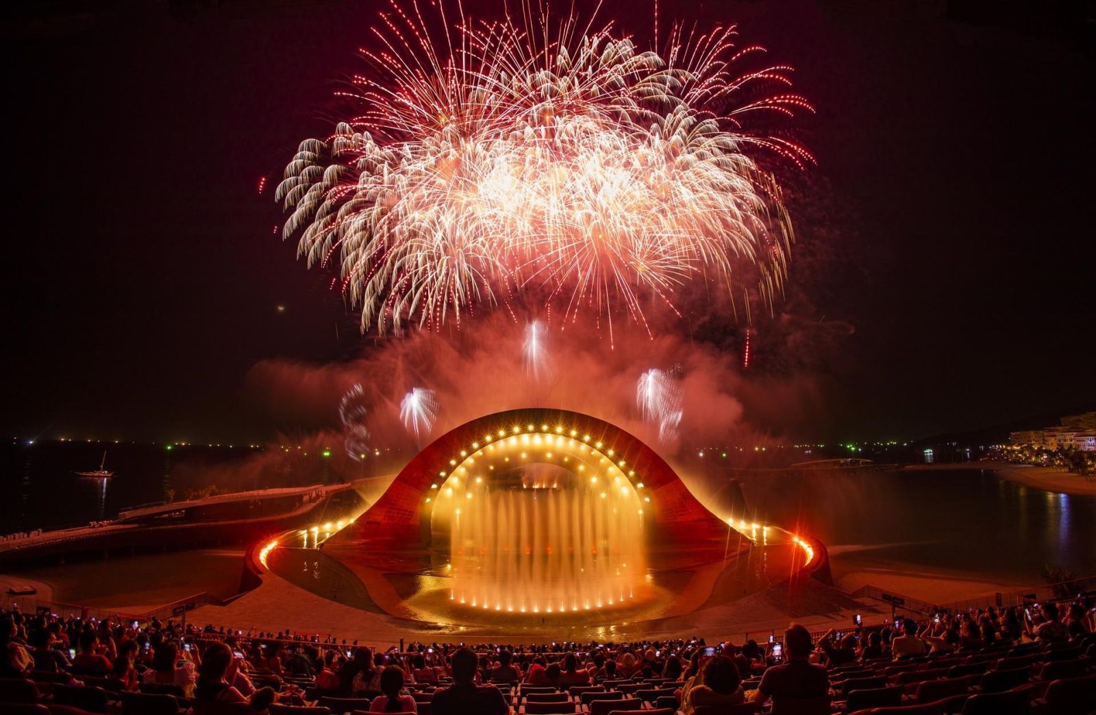 Các show diễn nghệ thuật tại Sunset Town thu hút hàng nghìn du khách mỗi tối