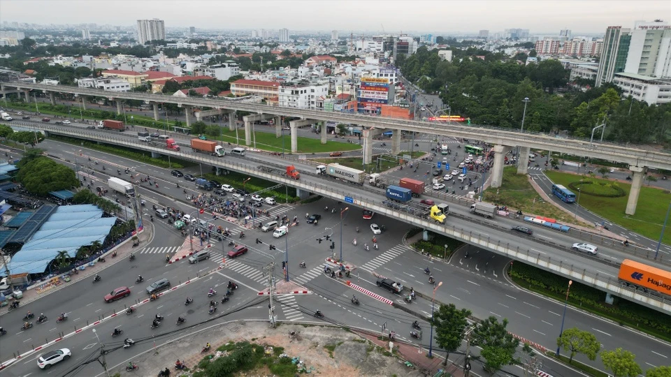 Cầu vượt thép ngã tư Thủ Đức - một trong những công trình giúp cải thiện lưu thông khu vực