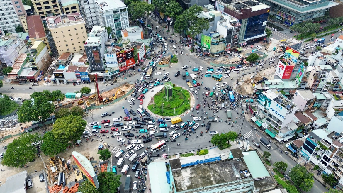 Lượng lớn phương tiện từ các hướng đồ về khu vực vòng xoay Dân Chủ