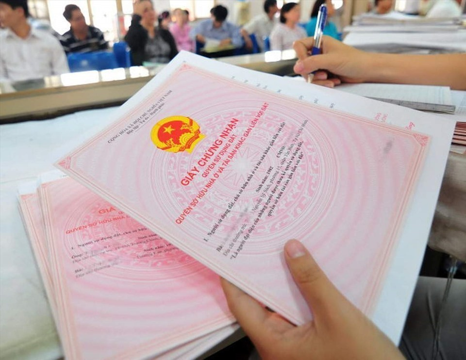 Mua bán nhà đất phải sang tên sổ đỏ trong vòng 30 ngày
