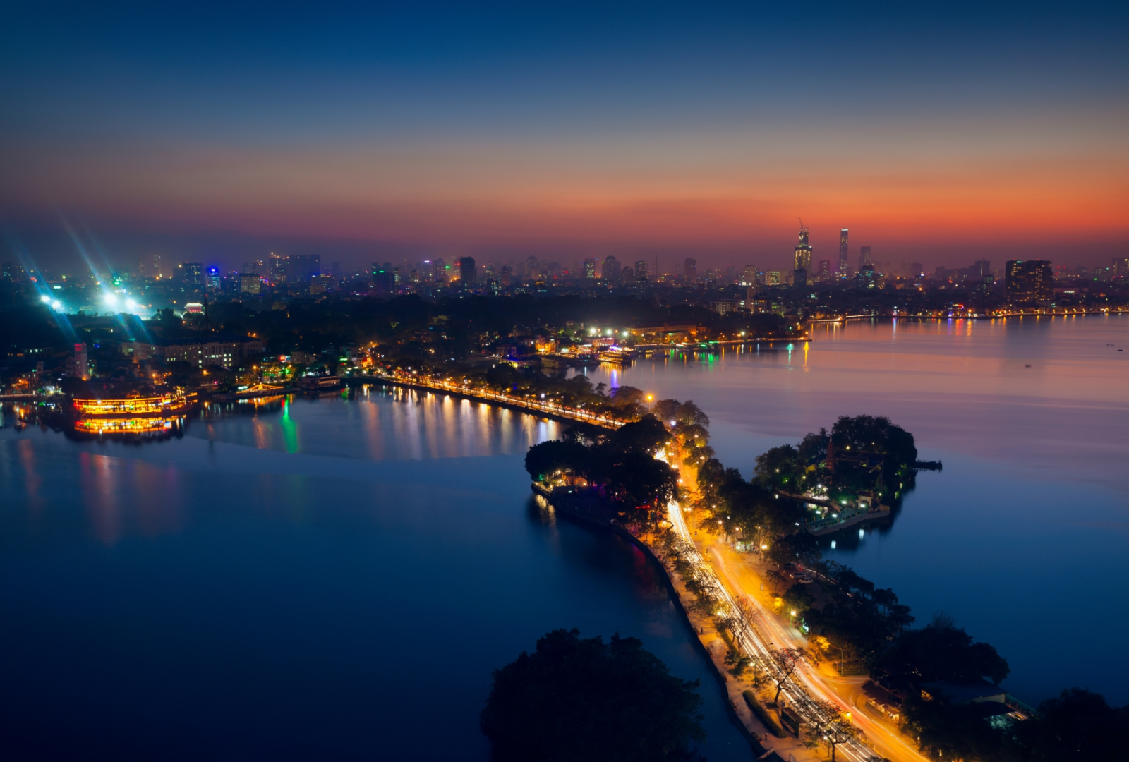 Mạng lưới không gian kinh tế đêm kết nối từ phố cổ đến các công viên và khu đô thị mới