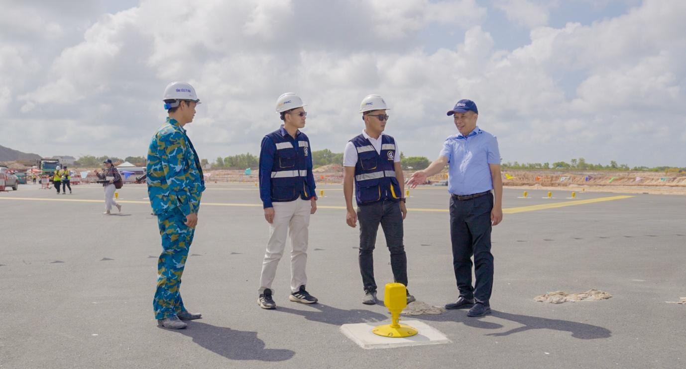 Chuyên gia Trịnh Như Long (ngoài cùng bên phải) trong chuyến khảo sát đường băng cất hạ cánh số 2