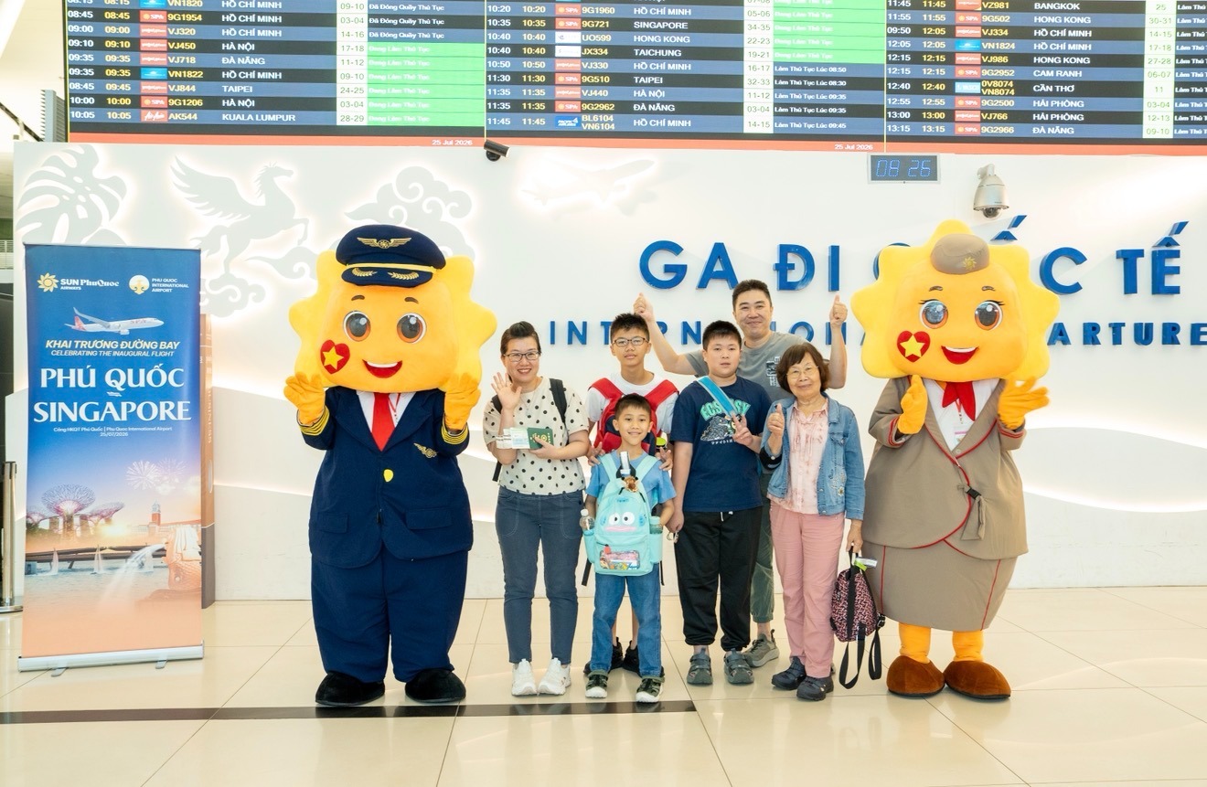 Du khách Singapore tại Cảng HKQT Phú Quốc