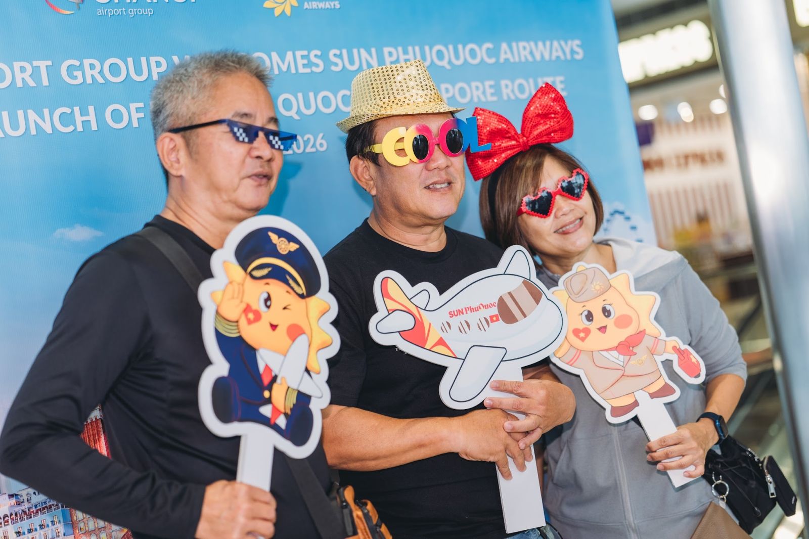 Khách chụp hình lưu niệm trước chuyến bay đến Phú Quốc