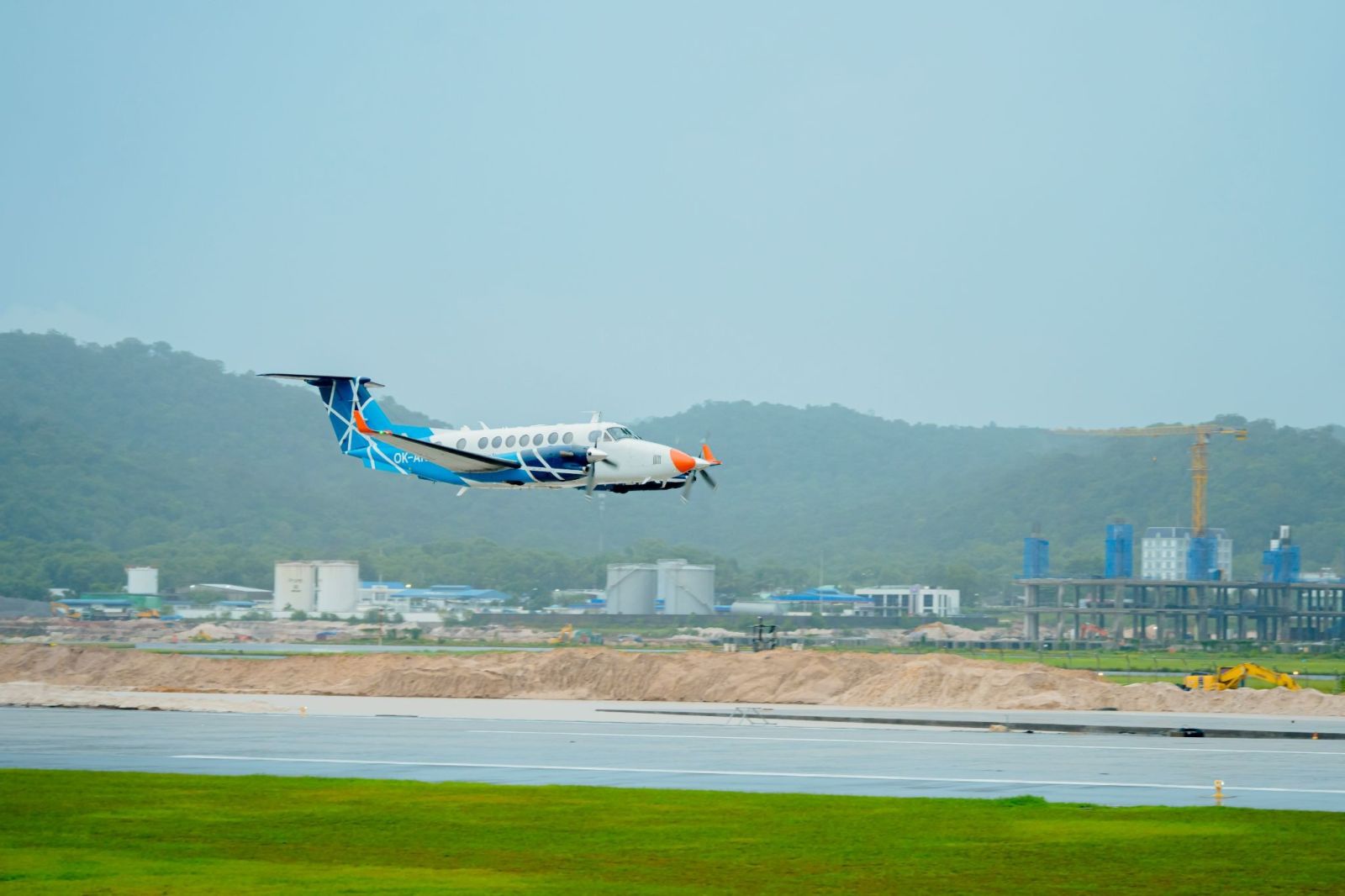 Tàu bay dòng Beechcraft B300 King Air 350ER thực hiện bay hiệu chuẩn cho đường cất hạ cánh số 2 tại Cảng hàng không quốc tế Phú Quốc, sáng 27/7