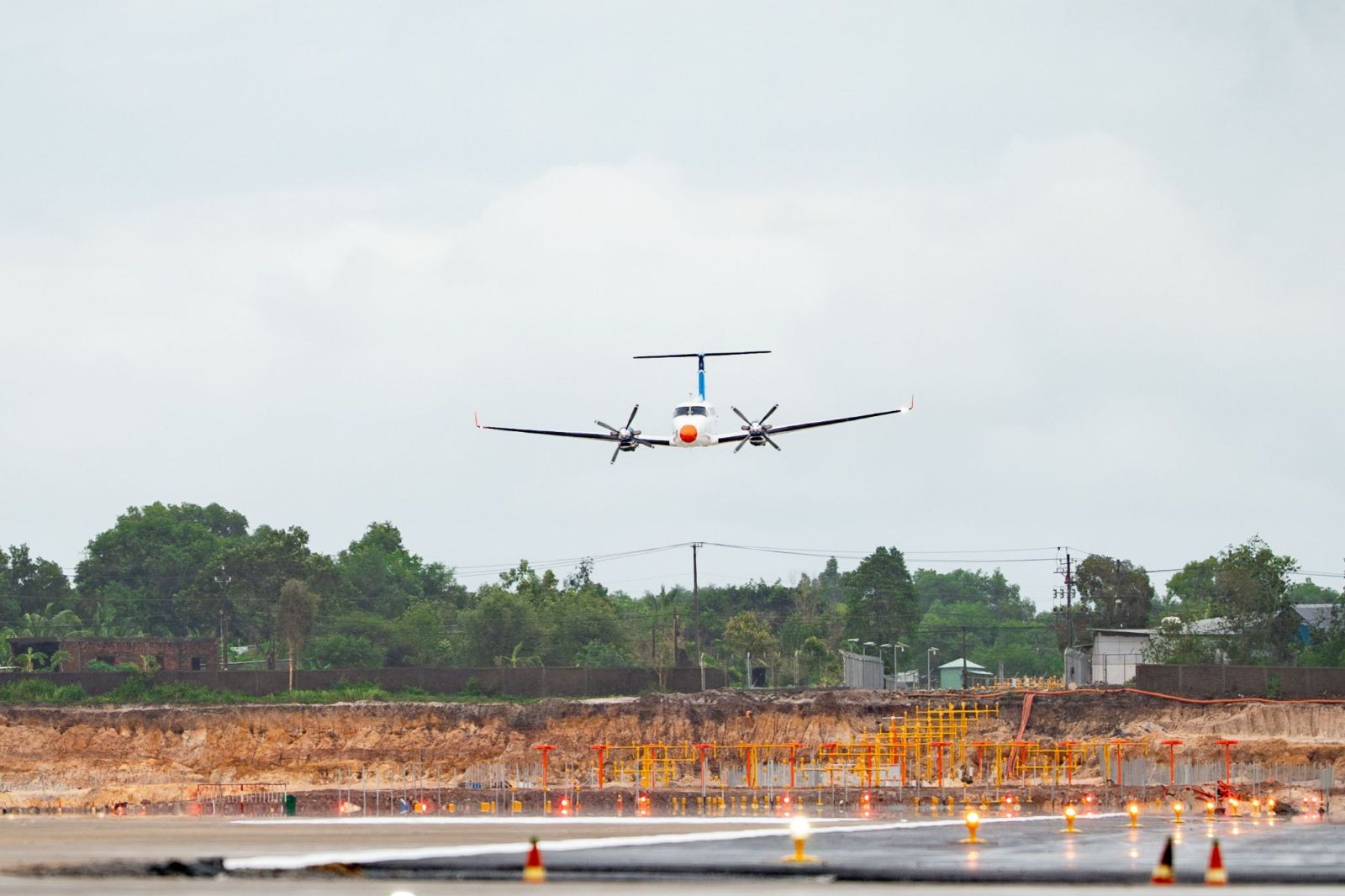 Sự kiện bay hiệu chuẩn tại đường cất hạ cánh số 2 tại Phú Quốc không chỉ là cột mốc hoàn thiện một công trình hạ tầng, mà còn là dấu ấn của một tiến độ thi công “đáng kinh ngạc”