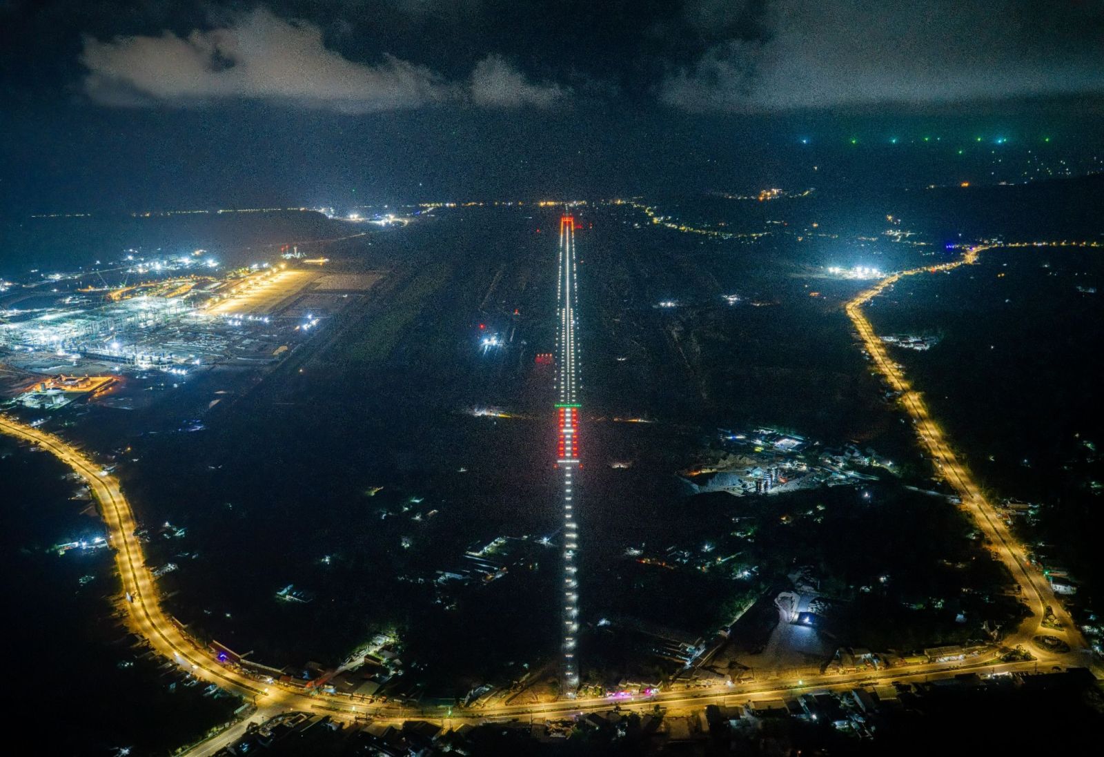 Hệ thống đèn hiệu của đường cất hạ cánh số 2 với công nghệ tân tiến nhất tạo nên “dải ánh sáng” 3,3km giữa đảo Ngọc