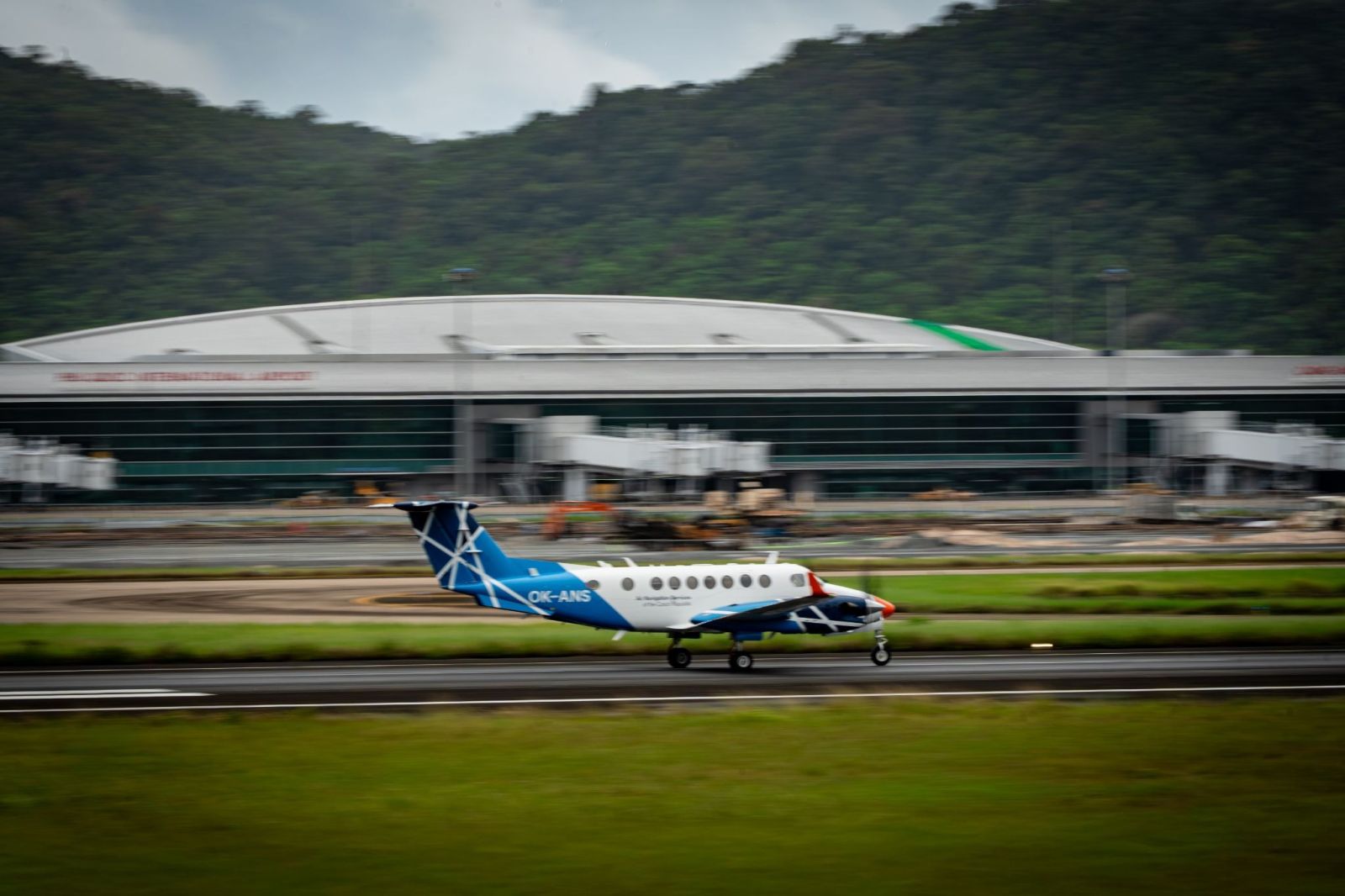 Sau khi hoàn tất bay hiệu chuẩn và các thủ tục theo quy định, đường cất hạ cánh số 2 sẽ sớm được đưa vào khai thác 24/24 - bảo đảm việc vận chuyển và đón khách tới Phú Quốc liên tục, thông suốt
