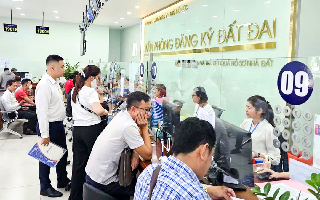Thực hiện đăng ký biến động sau khi công chứng hợp đồng chuyển nhượng