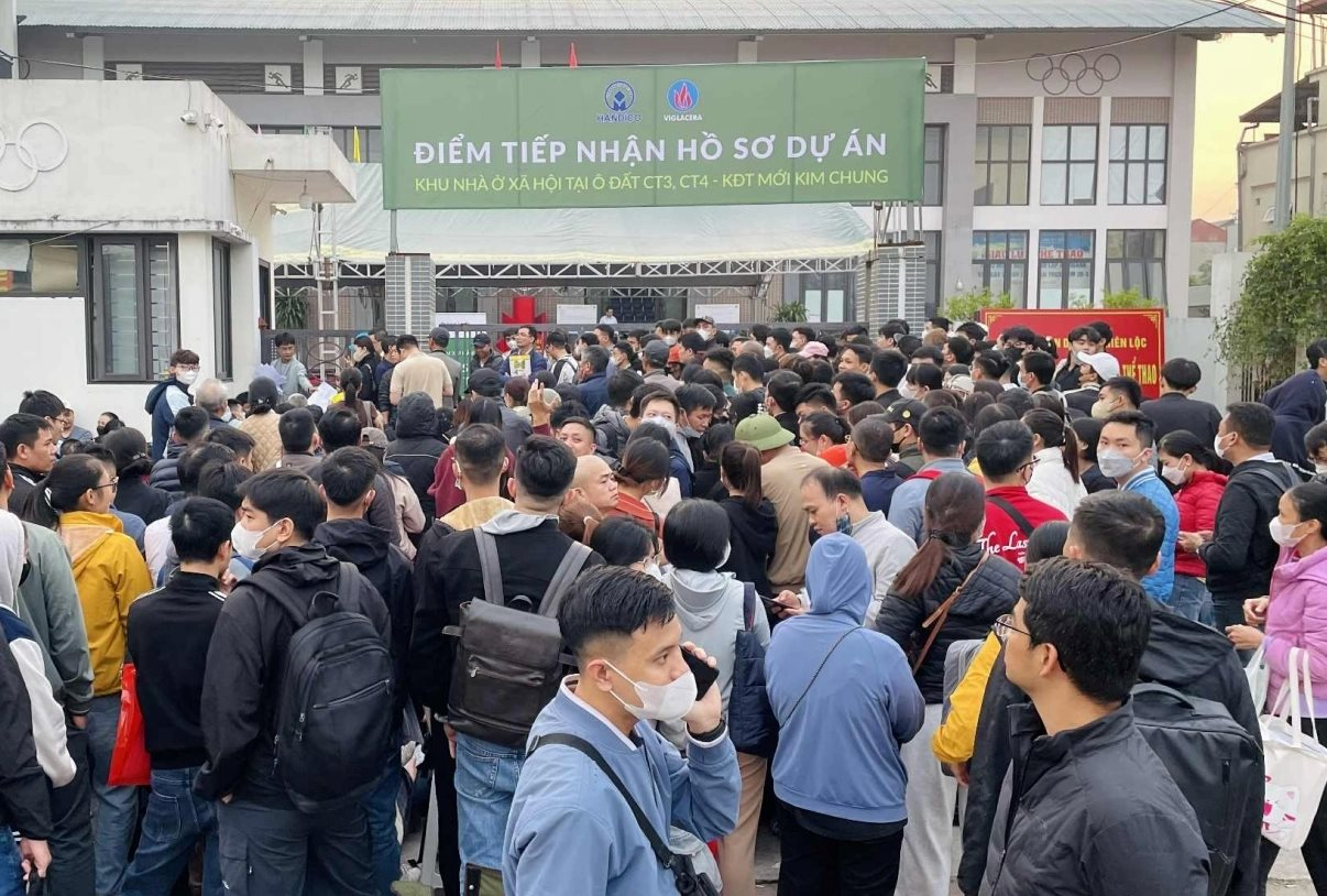Người dân xếp hàng đăng ký mua nhà ở xã hội
