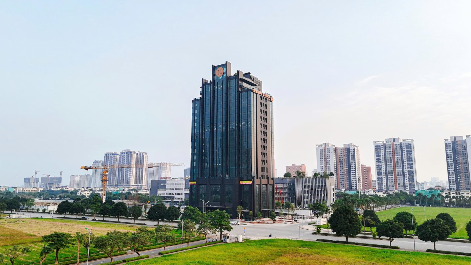 Oriental Square là dự án văn phòng hạng A đầu tiên hoàn thành tại Starlake