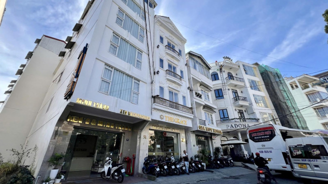 Nhà mặt tiền nổi bật nhờ khả năng vừa ở vừa kinh doanh, hưởng lợi từ vị trí và tốc độ đô thị hóa.