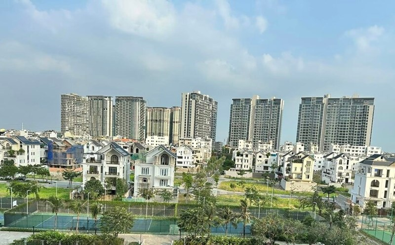 Nhà mặt tiền có giá cao và dễ chịu tác động từ tiếng ồn, khói bụi, khiến người mua cần cân nhắc kỹ về tài chính và chất lượng sống.