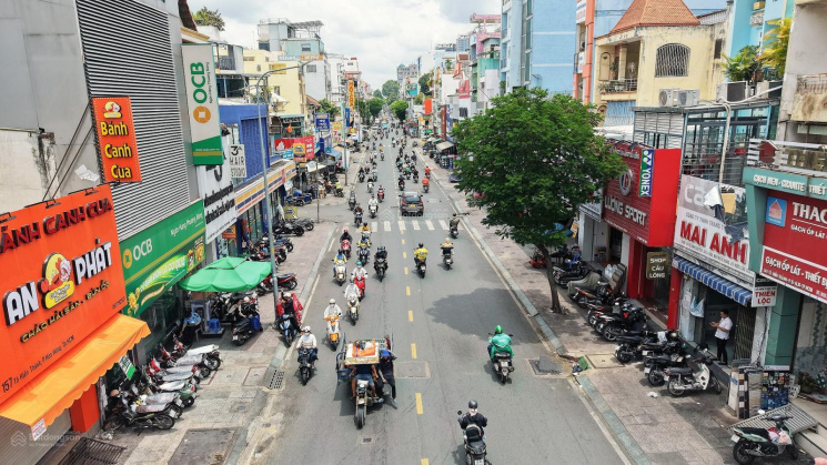 Nhà mặt tiền có giá trị khai thác cao khi hội đủ vị trí thuận lợi, lưu lượng khách tốt và mặt bằng phù hợp kinh doanh.