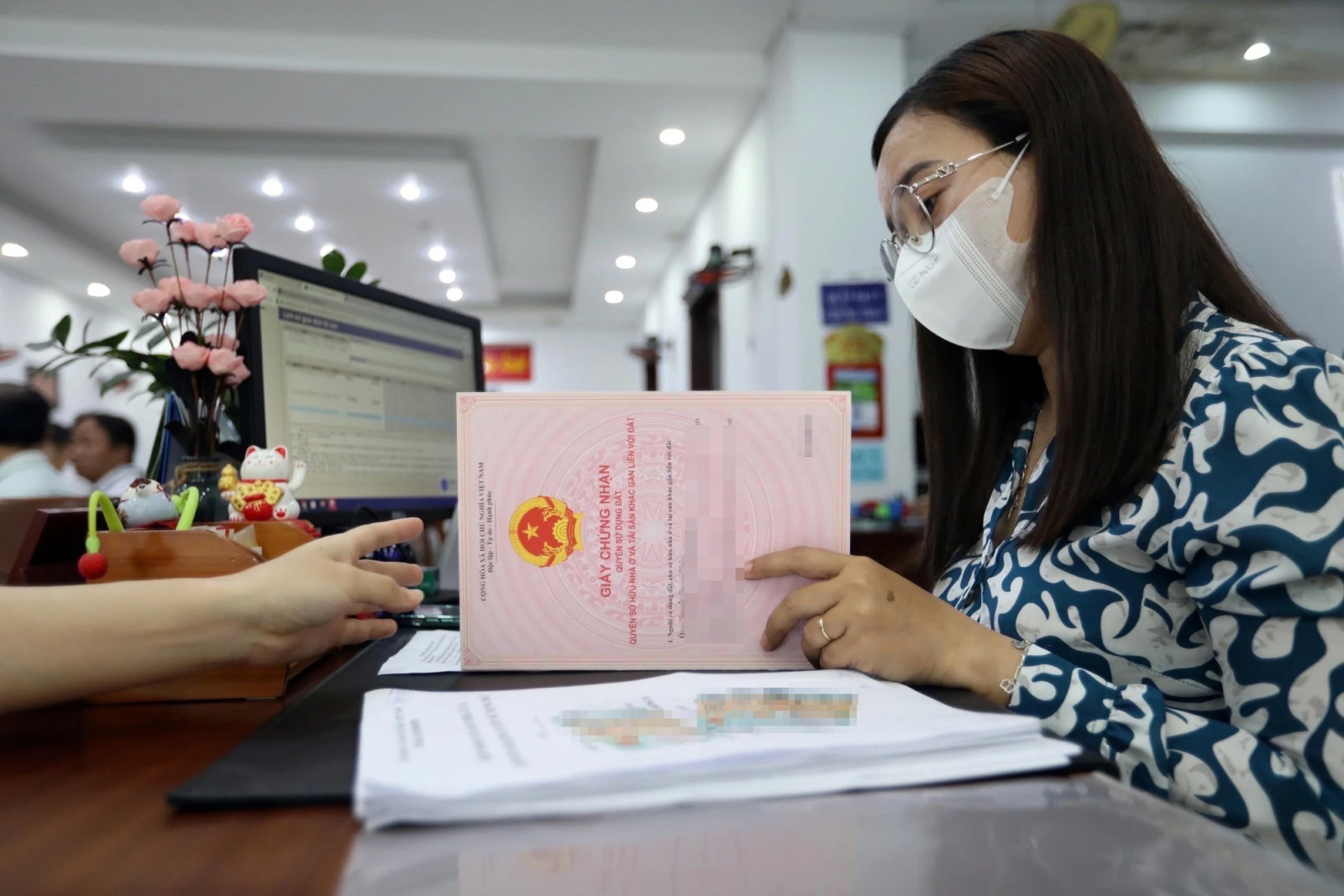 Đối chiếu thông tin người đứng tên trên Giấy chứng nhận với giấy tờ của người bán