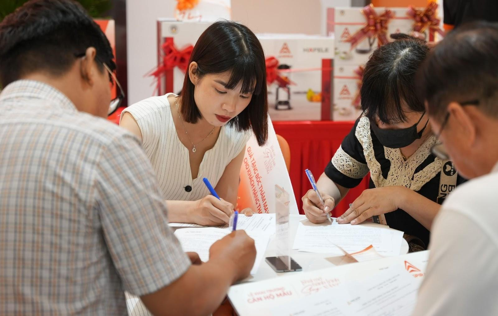 Cần kiểm tra điều kiện giao dịch và các khoản tiền phải thanh toán trước khi ký hợp đồng mua nhà