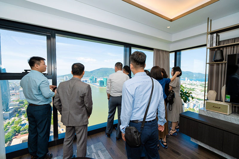 Người mua nên trực tiếp kiểm tra hướng nắng, độ thoáng và tầm nhìn trước khi chọn căn hộ
