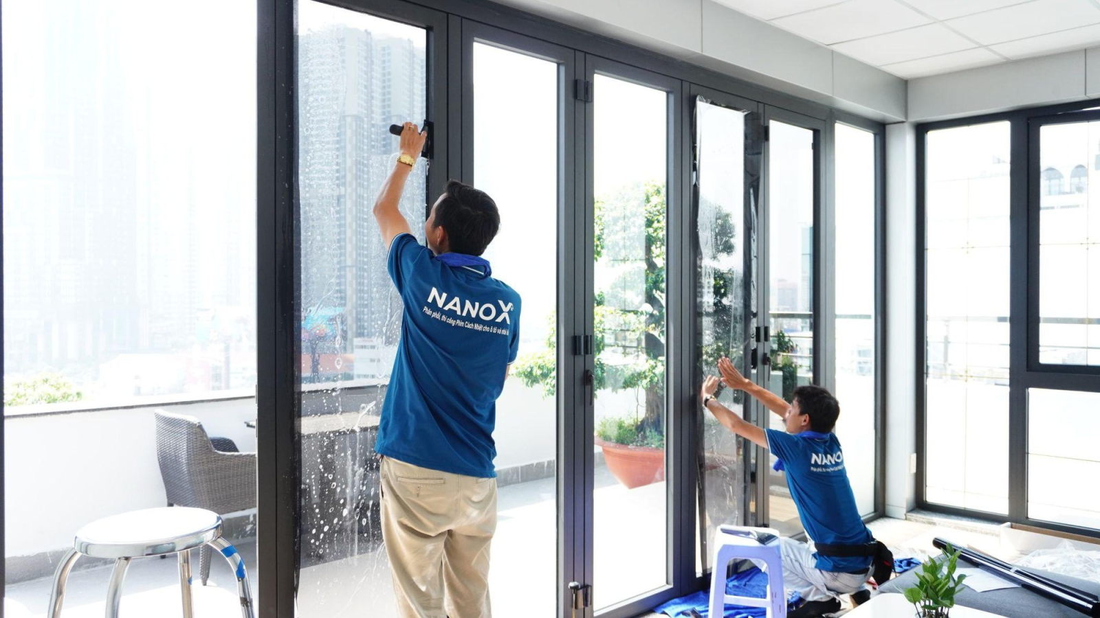 Rèm và phim cách nhiệt là những giải pháp giúp hạn chế tác động của ánh nắng lên cửa kính. (Nguồn: NANOX)