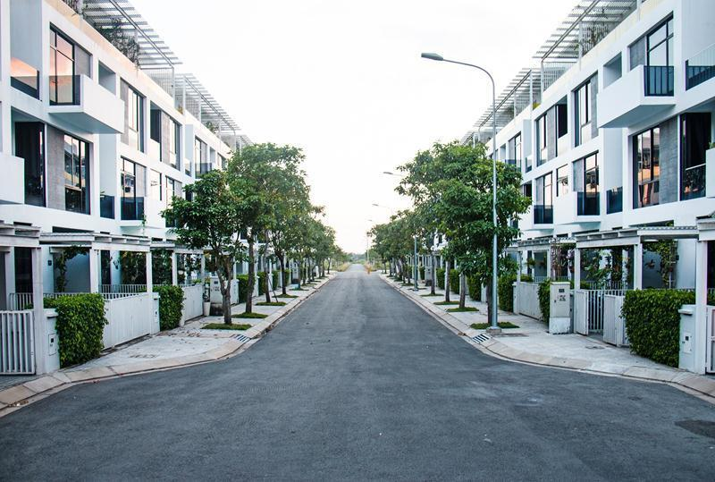 Nhà liền kề và biệt thự khác nhau chủ yếu ở cấu trúc xây dựng và mức độ tách biệt