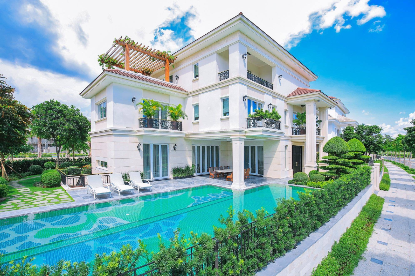 Biệt thự đơn lập được xây dựng độc lập trên khu đất riêng, thường có sân vườn bao quanh