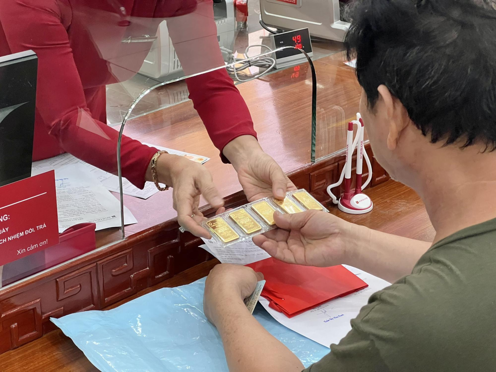Vàng và tiền gửi có thể đóng vai trò cân bằng rủi ro trong danh mục