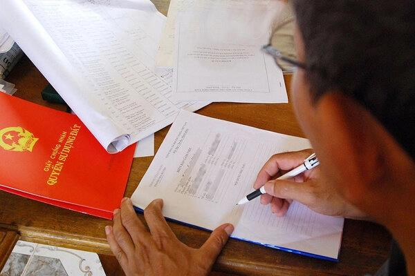 Hợp đồng và hồ sơ giao dịch cần được kiểm tra kỹ trước khi thanh toán và sang tên