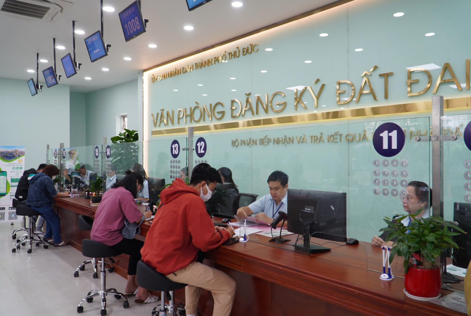 Người dân thực hiện thủ tục hành chính liên quan đến đất đai và tài sản gắn liền với đất