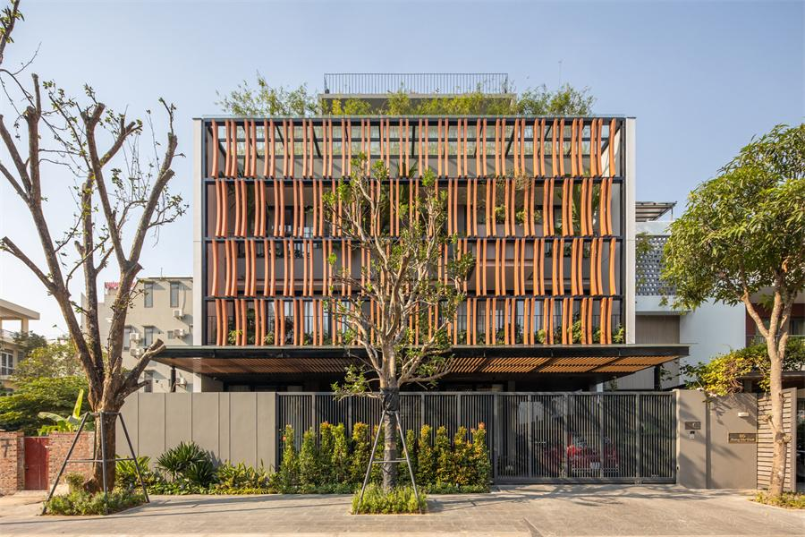 Lam mặt tiền giúp lọc ánh sáng và giảm bức xạ vào không gian bên trong