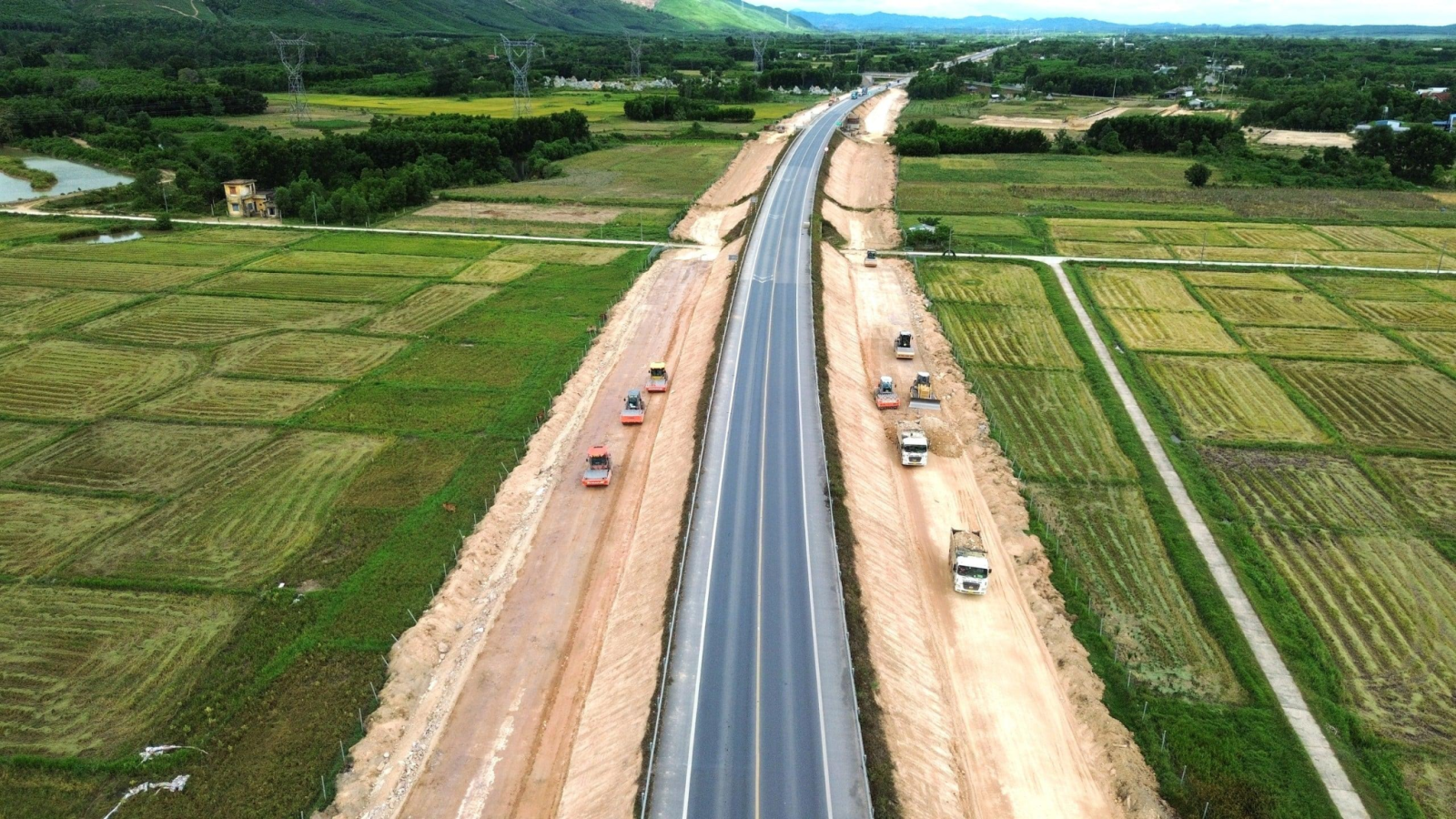 Cao tốc Cam Lộ - La Sơn đang được mở rộng lên 4 làn xe